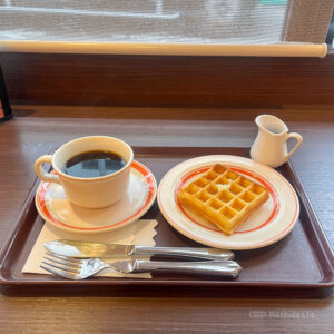 SUN'S CAFE（サンズカフェ）町田店のワッフルとコーヒーの写真