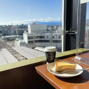 タリーズコーヒー with U 小田急百貨店町田店のドリンクとチーズケーキの写真