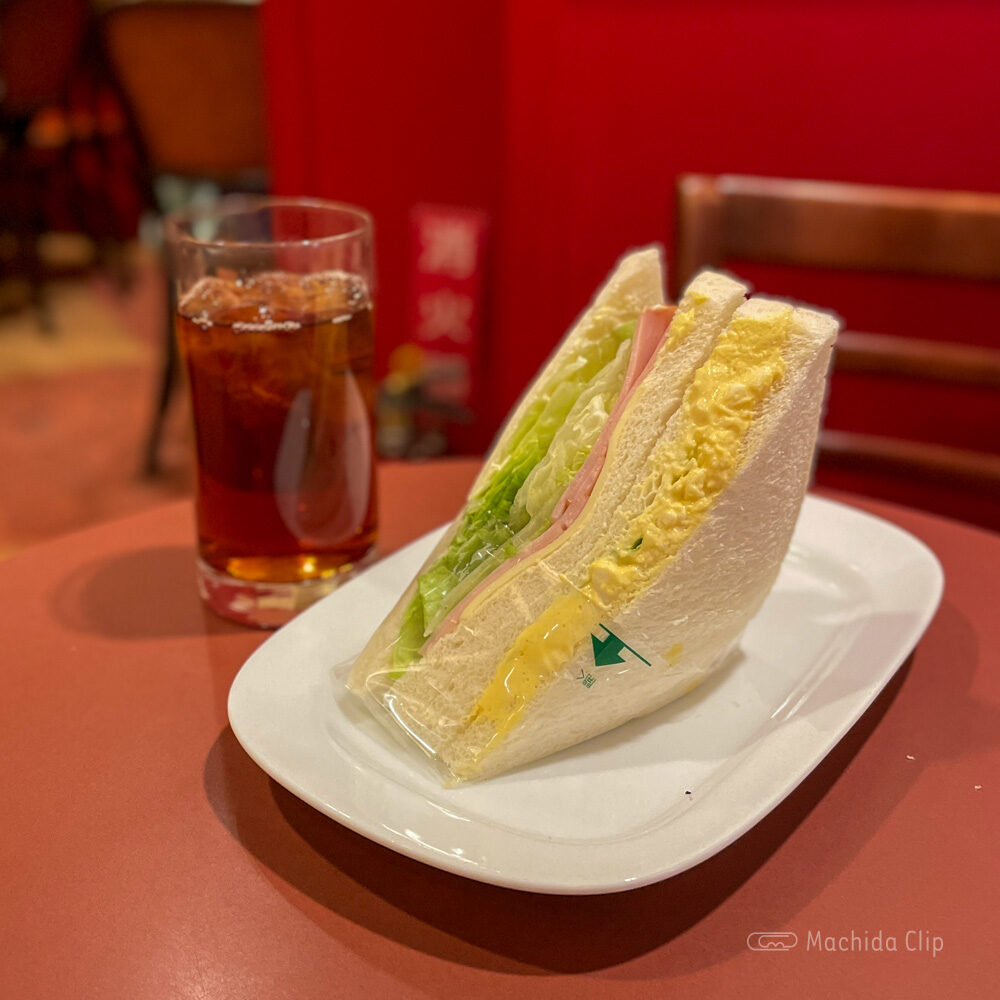 Thumbnail of http://カフェ・ベローチェ%20原町田四丁目店のサンドイッチと飲み物の写真