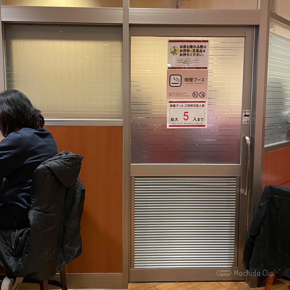 カフェ・ベローチェ 原町田四丁目店の喫煙室の写真