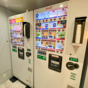 猫カフェ MOCHA（モカ） 町田ジョルナ店のドリンク自動販売機の写真