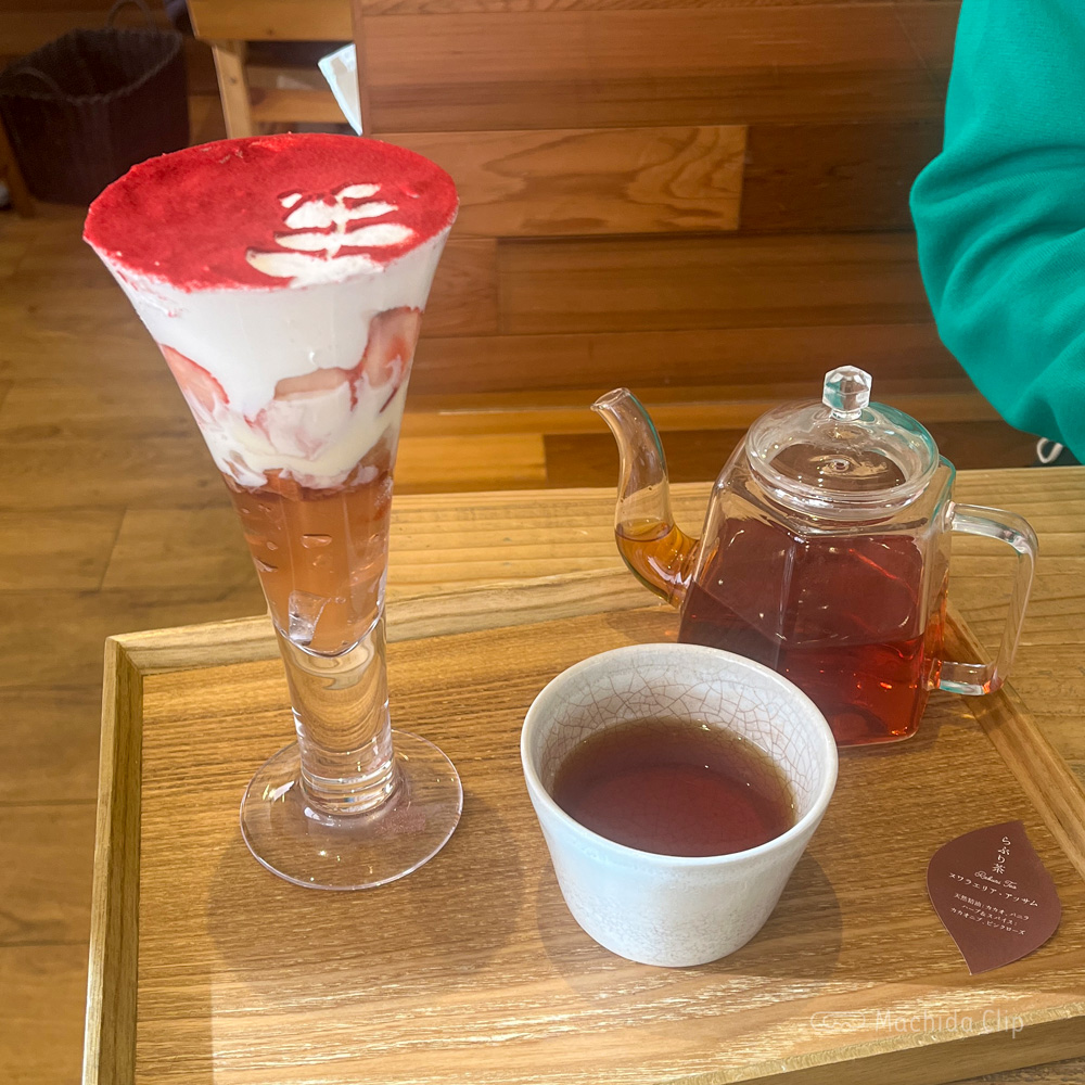 こなな ルミネ町田店のパフェとお茶の写真