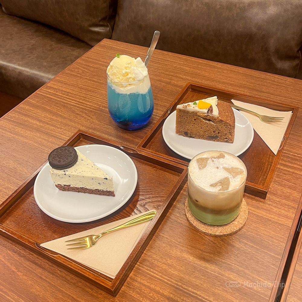 コリアンキッチン・シジャン 町田モディのドリンクとケーキの写真