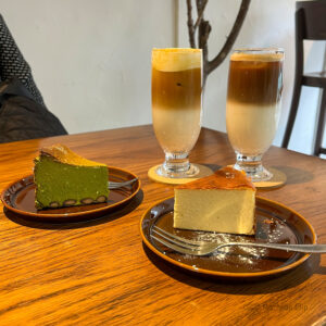 フロリモ珈琲のチーズケーキとラテの写真