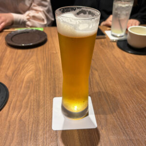 おもてなしとりよし 町田店の生ビールの写真